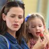 Jennifer Garner au marché à Los Angeles avec sa fille Seraphina, le 20 mai 2012.