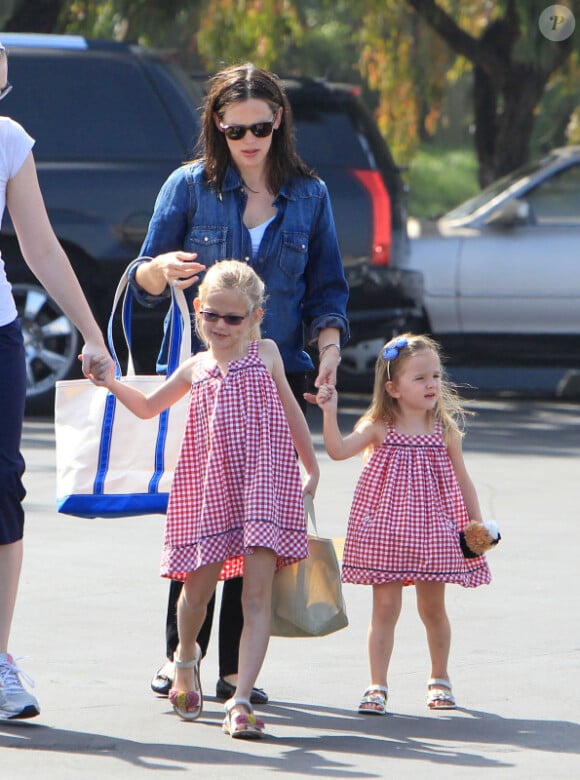 Jennifer Garner au marché à Los Angeles avec ses filles Violet et Seraphina, le 20 mai 2012.