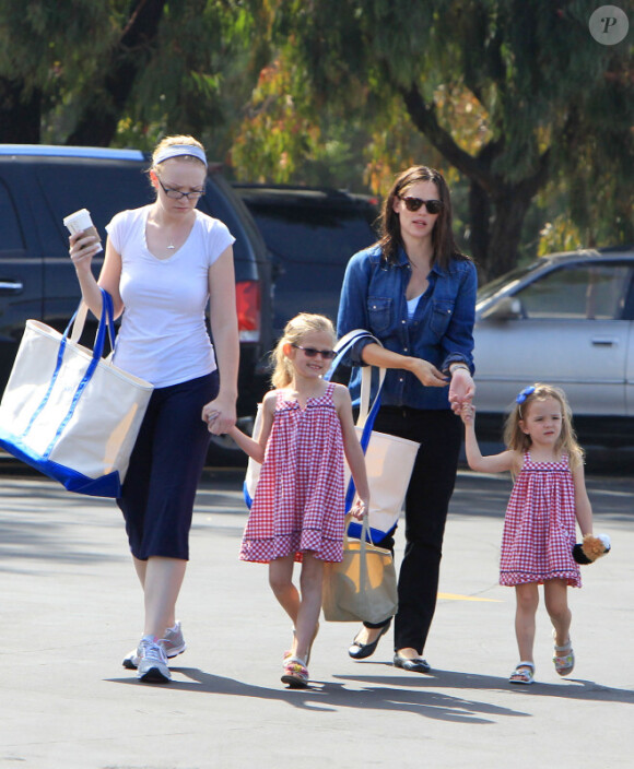 Jennifer Garner se rend avec ses filles Violet et Seraphina au marché à Los Angeles, le 20 mai 2012.