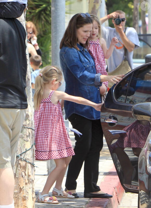 Jennifer Garner et ses filles Violet et Seraphina au marché de Los Angeles, le 20 mai 2012.