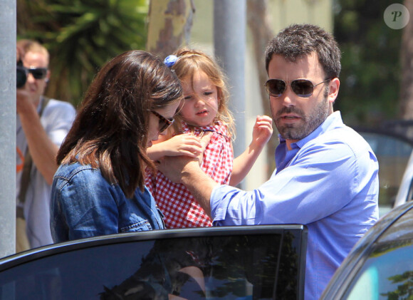Ben Affleck, Jennifer Garner et leur fille Seraphina au marché de Los Angeles, le 20 mai 2012.