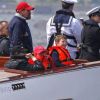 Le prince Christian et la princesse Isabella, avec leur mère la princesse Mary, ont pu suivre depuis leur bateau à moteur les performances du prince Frederik lors des championnats du Danemark de Dragon, à Copenhague, le 19 mai 2012.
