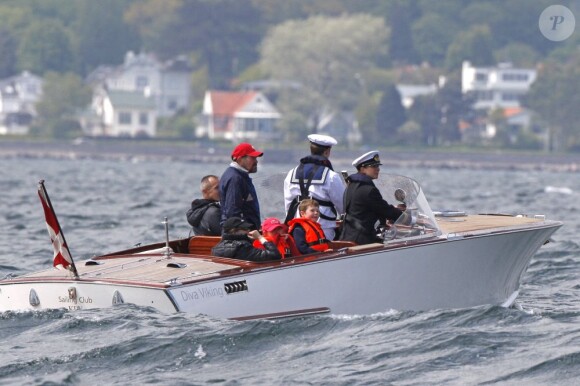 Le prince Christian et la princesse Isabella, avec leur mère la princesse Mary, ont pu suivre depuis leur bateau à moteur les performances du prince Frederik lors des championnats du Danemark de Dragon, à Copenhague, le 19 mai 2012.