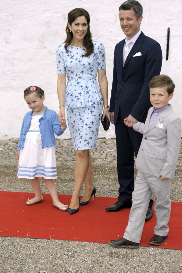 Le prince Frederik et la princesse Mary de Danemark avec le prince Christian et la princesse Isabella au baptême de la princesse Athena, le 20 mai 2012.