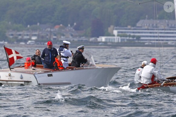 Le prince Christian et la princesse Isabella, avec leur mère la princesse Mary, ont pu suivre depuis leur bateau à moteur les performances du prince Frederik lors des championnats du Danemark de Dragon, à Copenhague, le 19 mai 2012.
