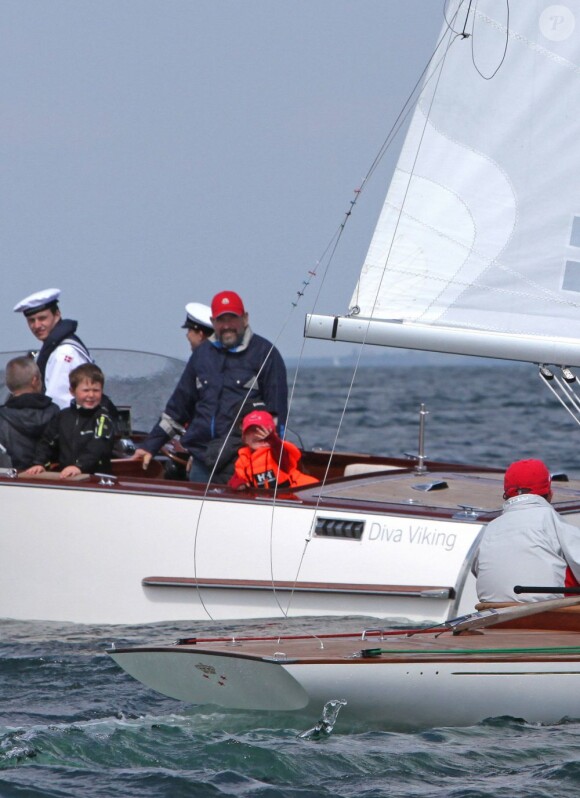 Le prince Christian et la princesse Isabella, avec leur mère la princesse Mary, ont pu suivre depuis leur bateau à moteur les performances du prince Frederik lors des championnats du Danemark de Dragon, à Copenhague, le 19 mai 2012.