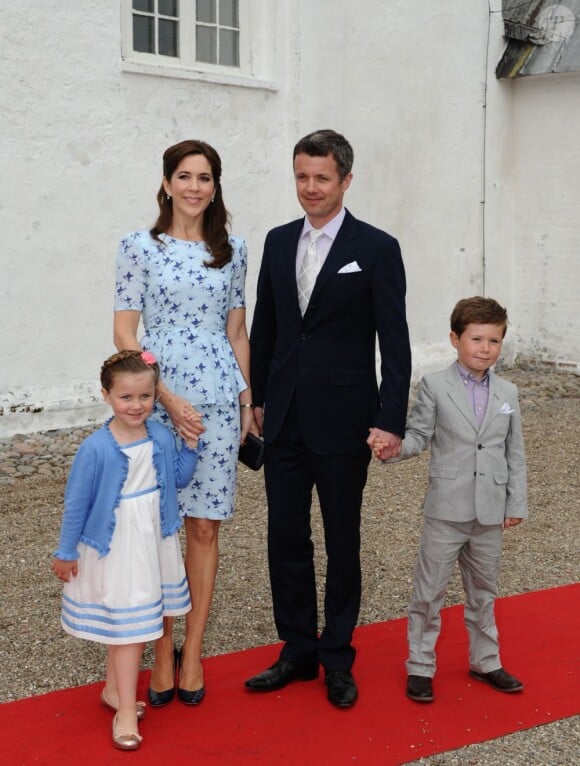 Le prince Frederik et la princesse Mary de Danemark avec le prince Christian et la princesse Isabella au baptême de la princesse Athena, le 20 mai 2012.
