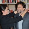 Nanni Moretti fait Commandeur des Arts et Lettres par Aurélie Filippetti, ministre de la Culture au Café des Palmes durant le 65e Festival de Cannes le 21 mai 2012