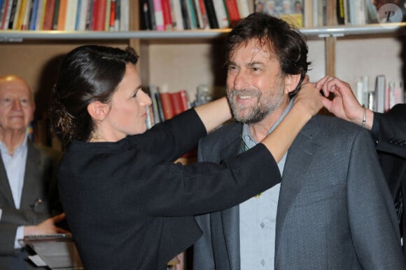 Nanni Moretti fait Commandeur des Arts et Lettres par Aurélie Filippetti, ministre de la Culture au Café des Palmes durant le 65e Festival de Cannes le 21 mai 2012