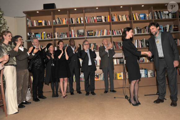 Nanni Moretti fait Commandeur des Arts et Lettres par Aurélie Filippetti au Café des Palmes à Cannes le 21 mai 2012