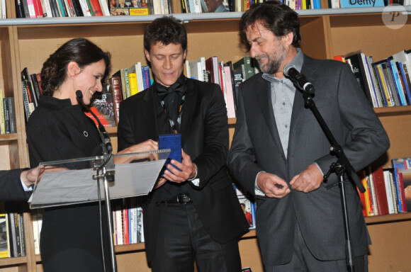 Aurélie Filippetti fait de Nanni Moretti un Commandeur des Arts et Lettes au Café des Palmes à Cannes le 21 mai 2012
