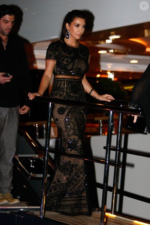 Kim Kardashian lors de la soirée privée de P. Diddy sur un yacht à Cannes le 22 mai 2012