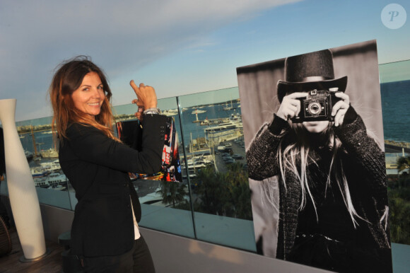 Véronika Loubry, rayonnante, lors du vernissage de son exposition de photos à Cannes à l'hôtel Radisson Blu le 22 mai 2012