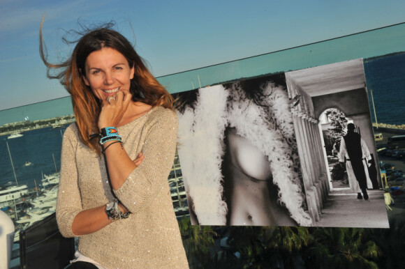 Véronika Loubry : sublime pour présenter le vernissage de son exposition de photos à Cannes à l'hôtel Radisson Blu le 22 mai 2012