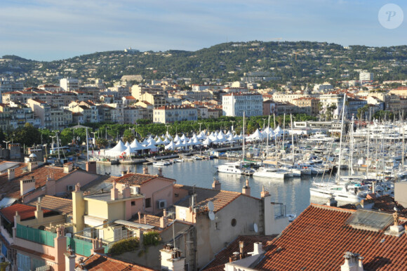 Véronika Loubry lors de son vernissage à Cannes à l'hôtel Radisson Blu le 22 mai 2012