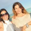 Véronika Loubry prend la pose aux côtés d'une amie lors de son vernissage à Cannes à l'hôtel Radisson Blu le 22 mai 2012