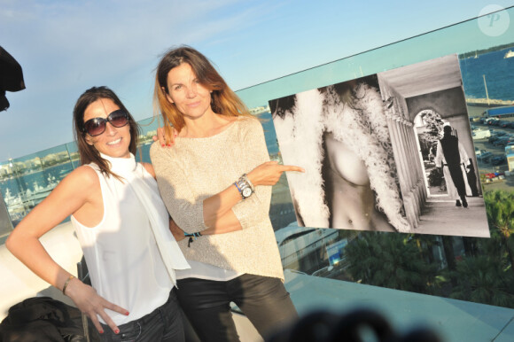 Véronika Loubry prend la pose aux côtés d'une amie lors de son vernissage à Cannes à l'hôtel Radisson Blu le 22 mai 2012
