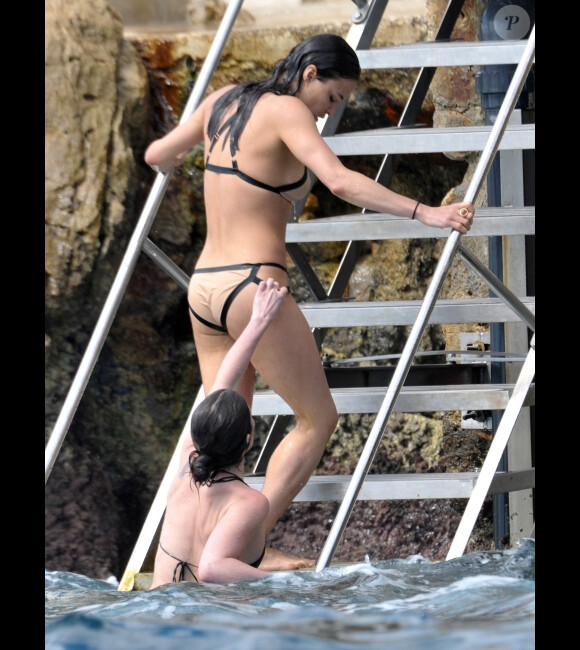 Michelle Rodriguez à la piscine de l'hôtel Eden Roc d'Antibes, le 23 mai 2012.