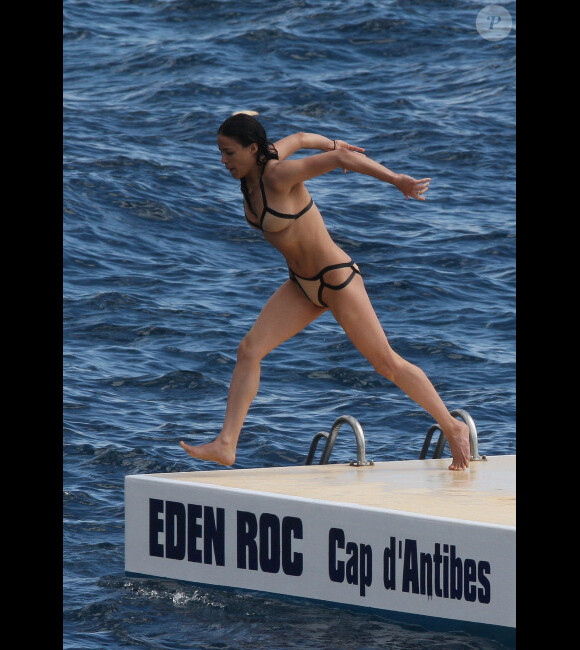 Michelle Rodriguez prête à plonger dans la piscine de l'hôtel Eden Roc d'Antibes, le 23 mai 2012.