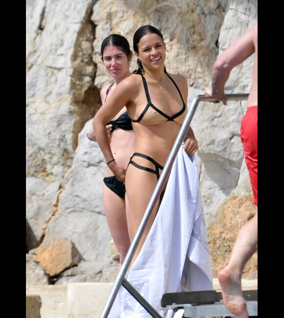 Michelle Rodriguez profite de la piscine de l'hôtel Eden Roc d'Antibes, le 23 mai 2012.