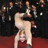 La contorsionniste Zlata lors de la montée des marches pour le film Holy Motors au Festival de Cannes le 23 mai 2012