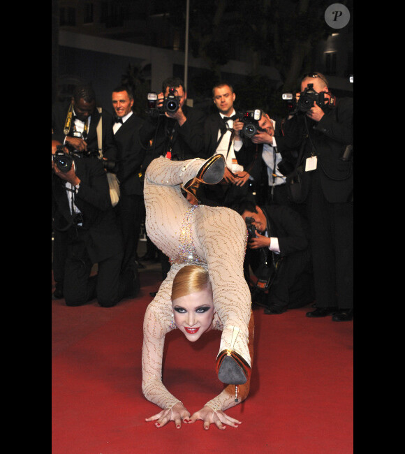 La contorsionniste Zlata lors de la montée des marches pour le film Holy Motors au Festival de Cannes le 23 mai 2012