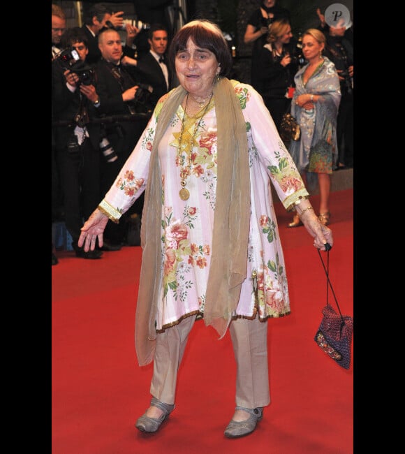 Agnès Varda lors de la montée des marches pour le film Holy Motors au Festival de Cannes le 23 mai 2012