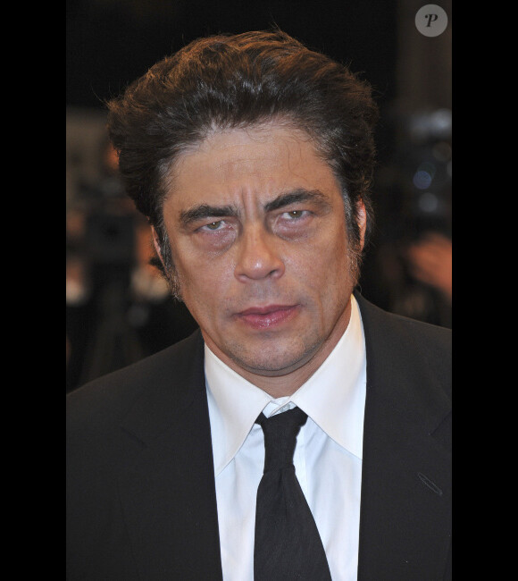 Benicio Del Toro lors de la montée des marches pour le film Holy Motors au Festival de Cannes le 23 mai 2012