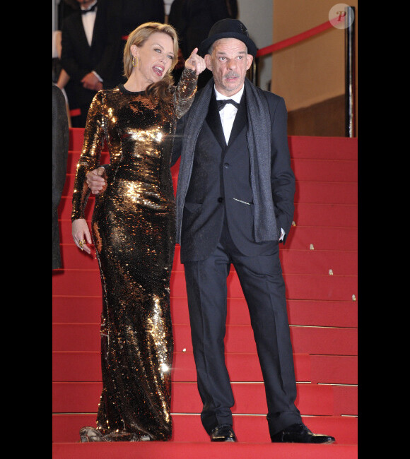 Kylie Minogue et Denis Lavant lors de la montée des marches pour le film Holy Motors au Festival de Cannes le 23 mai 2012