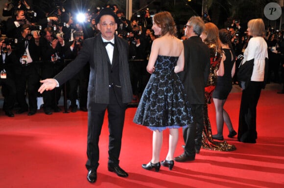 Denis Lavant lors de la montée des marches pour le film Holy Motors au Festival de Cannes le 23 mai 2012