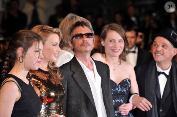 L'équipe du film de Leos Carax lors de la montée des marches pour Holy Motors au Festival de Cannes le 23 mai 2012