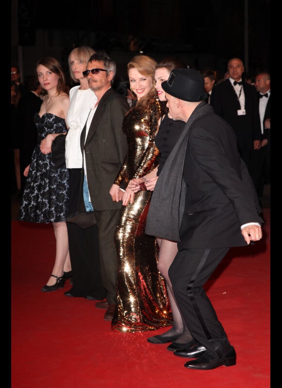 Edith Scob, Leos Carax, Kylie Minogue et Denis Lavant lors de la montée des marches pour le film Holy Motors au Festival de Cannes le 23 mai 2012