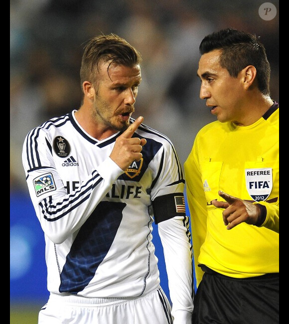 David Beckham le 23 mai 2012 à Carson City demande à l'arbitre de ne pas critiquer son nouveau look qui n'aura pas empêché son équipe de s'incliner 3-2 face à San José