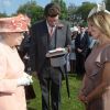 Première garden party à Buckingham Palace du jubilé de diamant de la reine Elizabeth II, le 22 mai 2012. La souveraine a notamment rencontré la journaliste télé américaine Katie Couric, qui a réalisé un portrait d'elle.