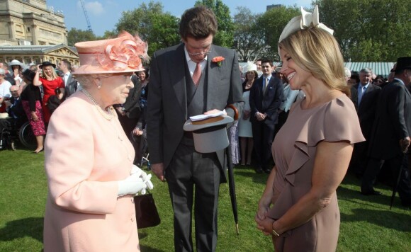 Première garden party à Buckingham Palace du jubilé de diamant de la reine Elizabeth II, le 22 mai 2012. La souveraine a notamment rencontré la journaliste télé américaine Katie Couric, qui a réalisé un portrait d'elle.