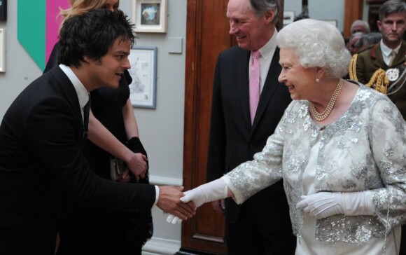 Jamie Cullum, avec sa femme Sophie Dahl, tout heureux de saluer la monarque. Elizabeth II avait rendez-vous avec des centaines de personnalités britanniques majeures du monde des arts, le 23 mai 2012 à la Royal Academy of Arts de Londres, dans le cadre de son jubilé de diamant. Remise de prix à des étudiants, compliments en pagaille et bonne humeur étaient au programme de Sa Majesté.