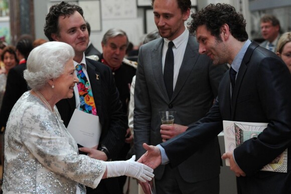 L'acteur Michael Sheen ravi de serrer la main de la reine Elizabeth II, qui avait rendez-vous avec des centaines de personnalités britanniques majeures du monde des arts, le 23 mai 2012 à la Royal Academy of Arts de Londres, dans le cadre de son jubilé de diamant. Remise de prix à des étudiants, compliments en pagaille et bonne humeur étaient au programme de Sa Majesté.