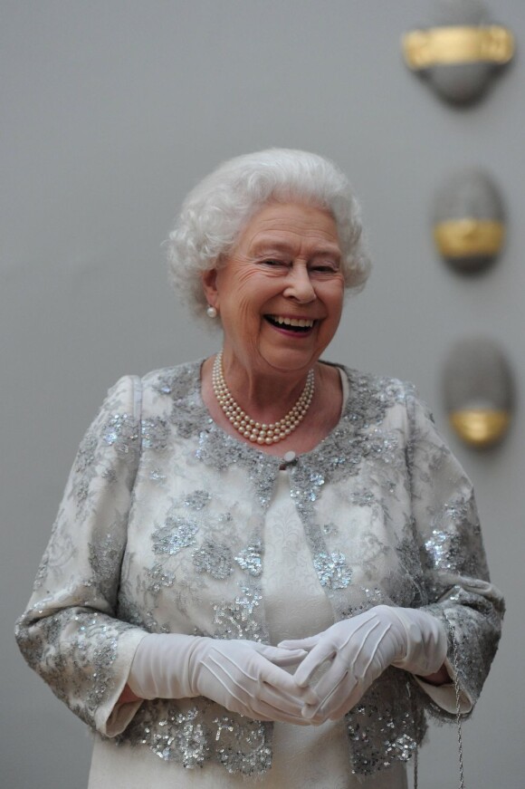 Elizabeth II avait rendez-vous avec des centaines de personnalités britanniques majeures du monde des arts, le 23 mai 2012 à la Royal Academy of Arts de Londres, dans le cadre de son jubilé de diamant. Remise de prix à des étudiants, compliments en pagaille et bonne humeur étaient au programme de Sa Majesté.