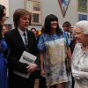 Sir Paul McCartney et sa femme Nancy Shevell face à la reine Elizabeth II. L'ex-Beatle ne se lasse pas de rencontrer la souveraine.
Elizabeth II avait rendez-vous avec des centaines de personnalités britanniques majeures du monde des arts, le 23 mai 2012 à la Royal Academy of Arts de Londres, dans le cadre de son jubilé de diamant. Remise de prix à des étudiants, compliments en pagaille et bonne humeur étaient au programme de Sa Majesté.