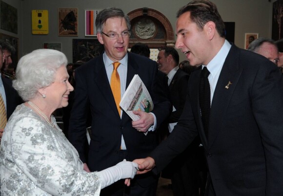 Le comédien David Walliams serre la main de la reine Elizabeth II, qui avait rendez-vous avec des centaines de personnalités britanniques majeures du monde des arts, le 23 mai 2012 à la Royal Academy of Arts de Londres, dans le cadre de son jubilé de diamant. Remise de prix à des étudiants, compliments en pagaille et bonne humeur étaient au programme de Sa Majesté.