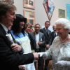Sir Paul McCartney n'en est pas à sa première rencontre avec la reine, mais ne se lasse pas. Elizabeth II avait rendez-vous avec des centaines de personnalités britanniques majeures du monde des arts, le 23 mai 2012 à la Royal Academy of Arts de Londres, dans le cadre de son jubilé de diamant. Remise de prix à des étudiants, compliments en pagaille et bonne humeur étaient au programme de Sa Majesté.
