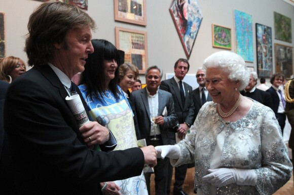 Sir Paul McCartney n'en est pas à sa première rencontre avec la reine, mais ne se lasse pas. Elizabeth II avait rendez-vous avec des centaines de personnalités britanniques majeures du monde des arts, le 23 mai 2012 à la Royal Academy of Arts de Londres, dans le cadre de son jubilé de diamant. Remise de prix à des étudiants, compliments en pagaille et bonne humeur étaient au programme de Sa Majesté.
