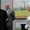 Bono enchanté de pouvoir féliciter la reine au sujet de sa visite officielle en Irlande l'an passé. Elizabeth II avait rendez-vous avec des centaines de personnalités britanniques majeures du monde des arts, le 23 mai 2012 à la Royal Academy of Arts de Londres, dans le cadre de son jubilé de diamant. Remise de prix à des étudiants, compliments en pagaille et bonne humeur étaient au programme de Sa Majesté.