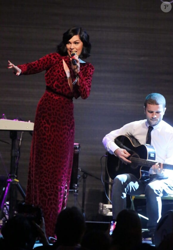 Jessie J sur la scène du gala de l'amfAR "Cinema Against Aids", à l'Eden Roc du Cap d'Antibes, le 24 mai 2012.