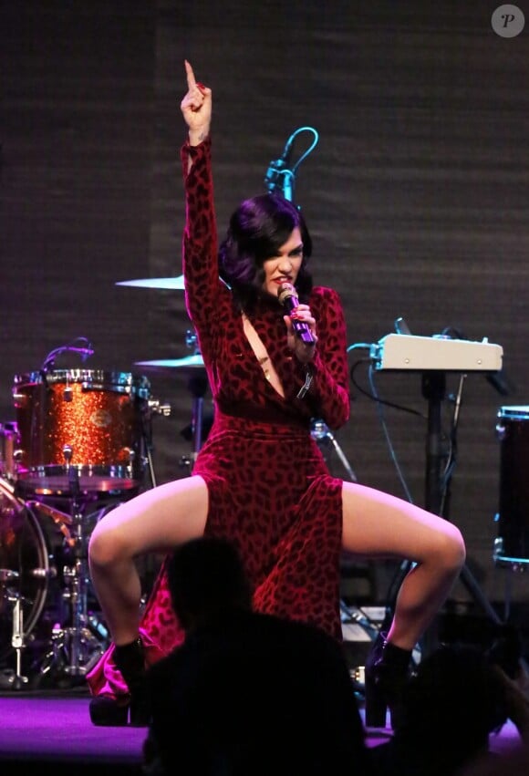Jessie J sur la scène du gala de l'amfAR "Cinema Against Aids", à l'Eden Roc du Cap d'Antibes, le 24 mai 2012.