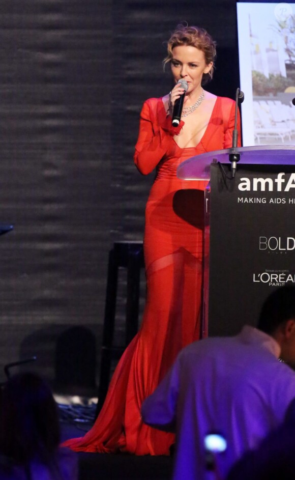 Kylie Minogue au pupitre du gala de l'amfAR "Cinema Against Aids", à l'Eden Roc du Cap d'Antibes, le 24 mai 2012.