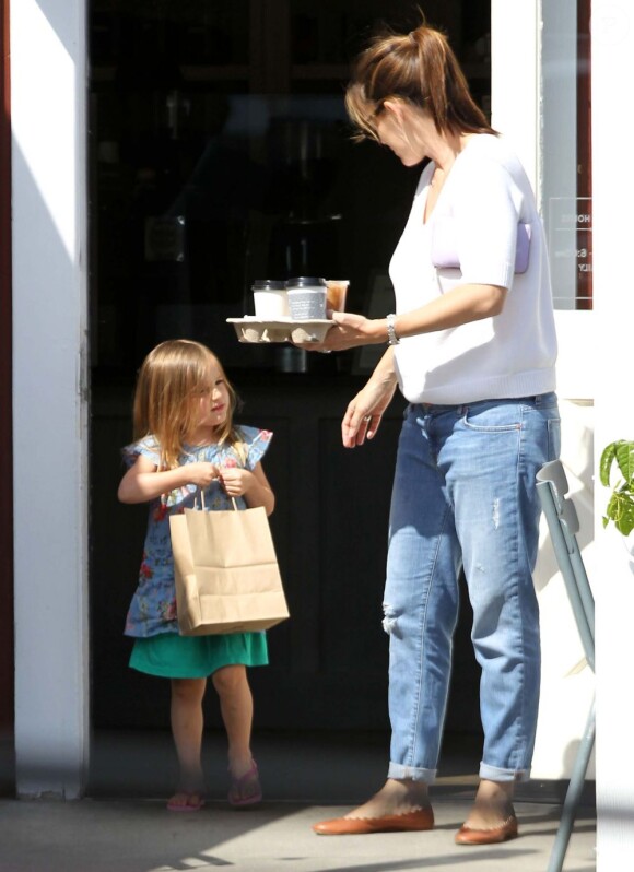 Jennifer Garner et Seraphina (3 ans), dans le quartier de Brentwood, à Los Angeles, le 24 mai 2012.