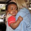 Charlize Theron et son fils Jackson en mai 2012 à l'aéroport de Los Angeles.