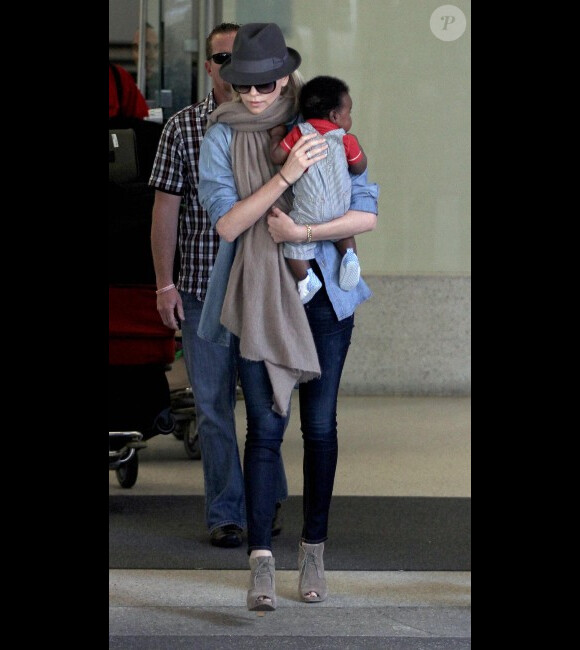 Charlize Theron et son fils Jackson en mai 2012 à l'aéroport de Los Angeles.