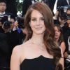 La chanteuse Lana Del Rey, vêtue d'une robe Alberta Ferreti, figurait parmi les premières à fouler avec style le tapis rouge du Palais des Festivals. Cannes, le 16 mai 2012.